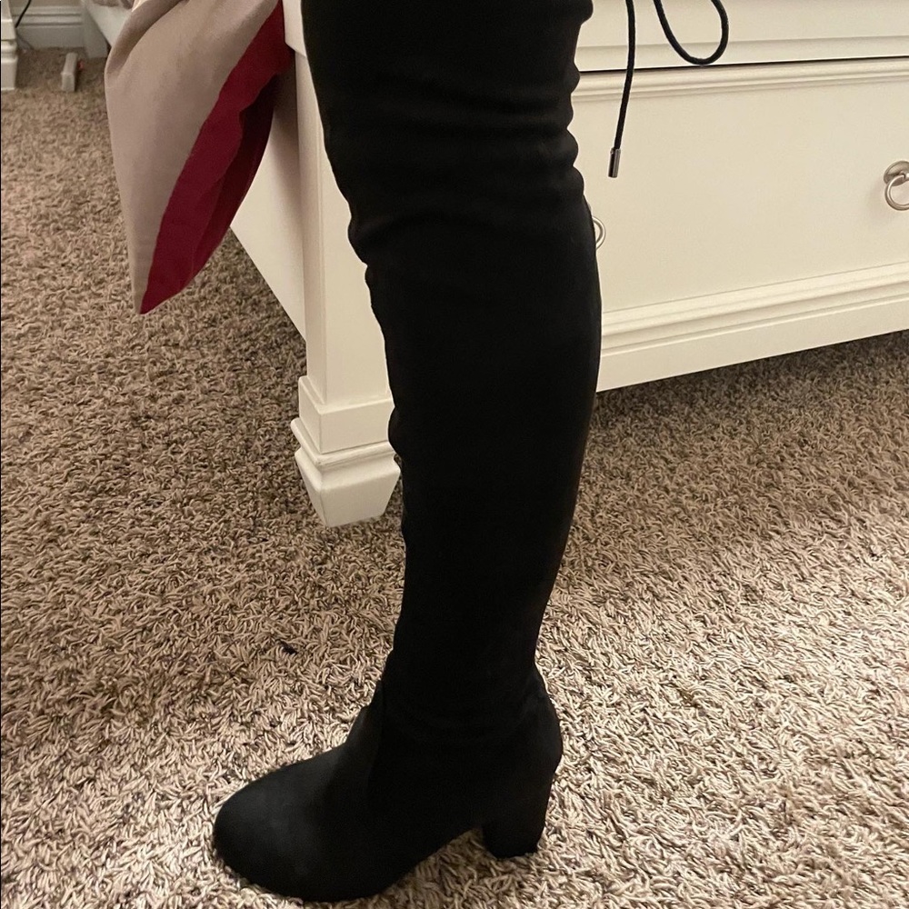 Knee-high boots in black size 7